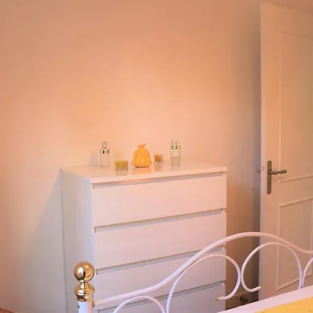 - Charmante Maison Avec Jardin Clos - Proche Marche Central